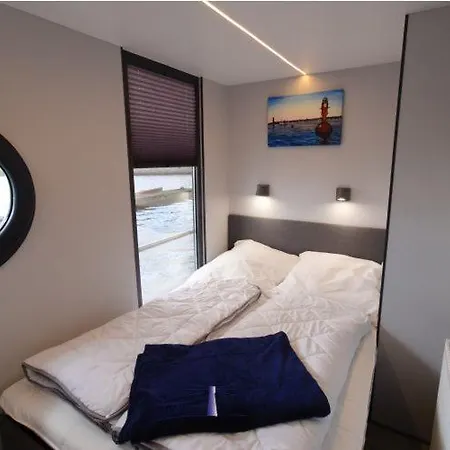 Hausboot Fjord Aries Mit Dachterrasse In Úszó hotel