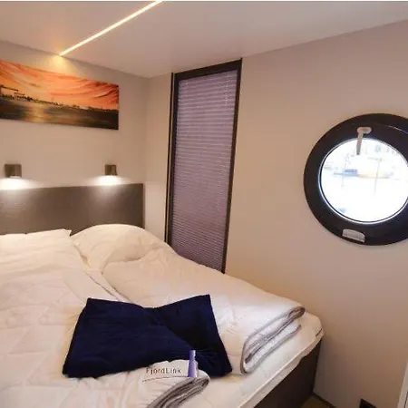 Úszó hotel Hausboot Fjord Aries Mit Dachterrasse In *