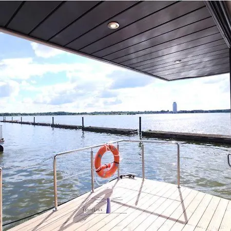 Úszó hotel Hausboot Fjord Aries Mit Dachterrasse In
