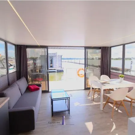 Hausboot Fjord Aries Mit Dachterrasse In Úszó hotel *